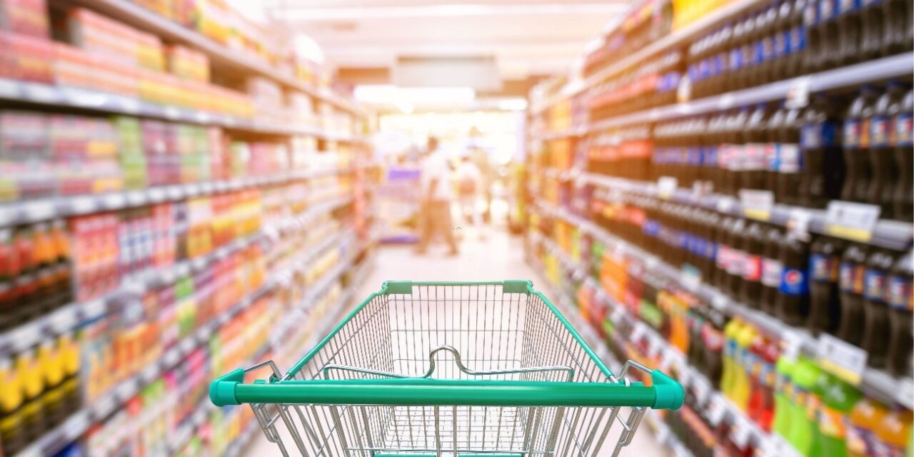 Cliente feliz em um supermercado